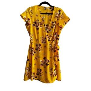 🖤5/$20 H&M Floral Yellow Wrap Dress